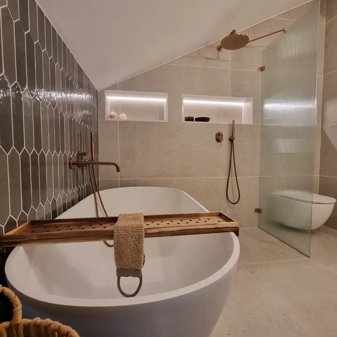 חדר שינה עם קיר לבנים חשוף