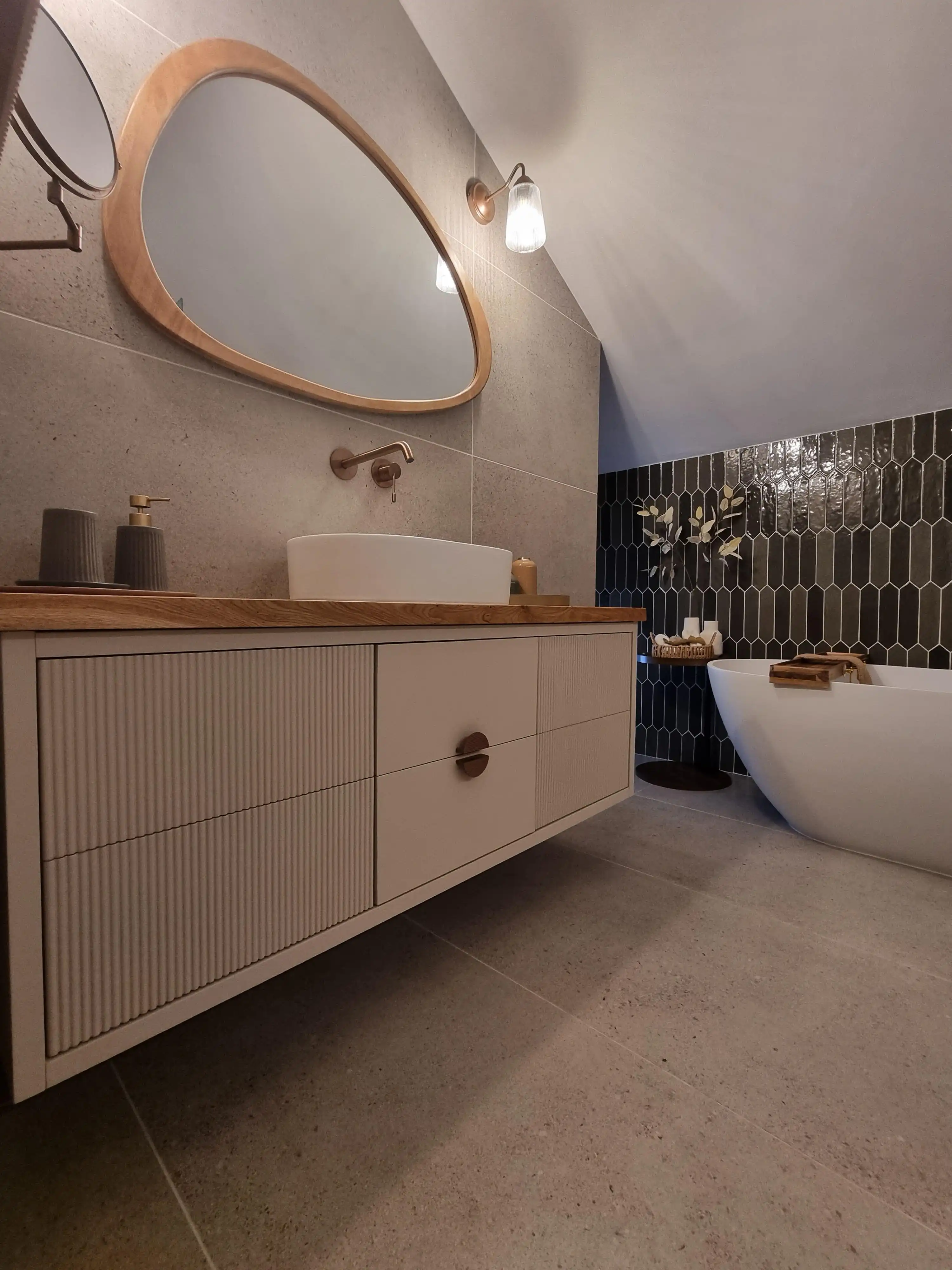 חדר שינה עם קיר לבנים חשוף