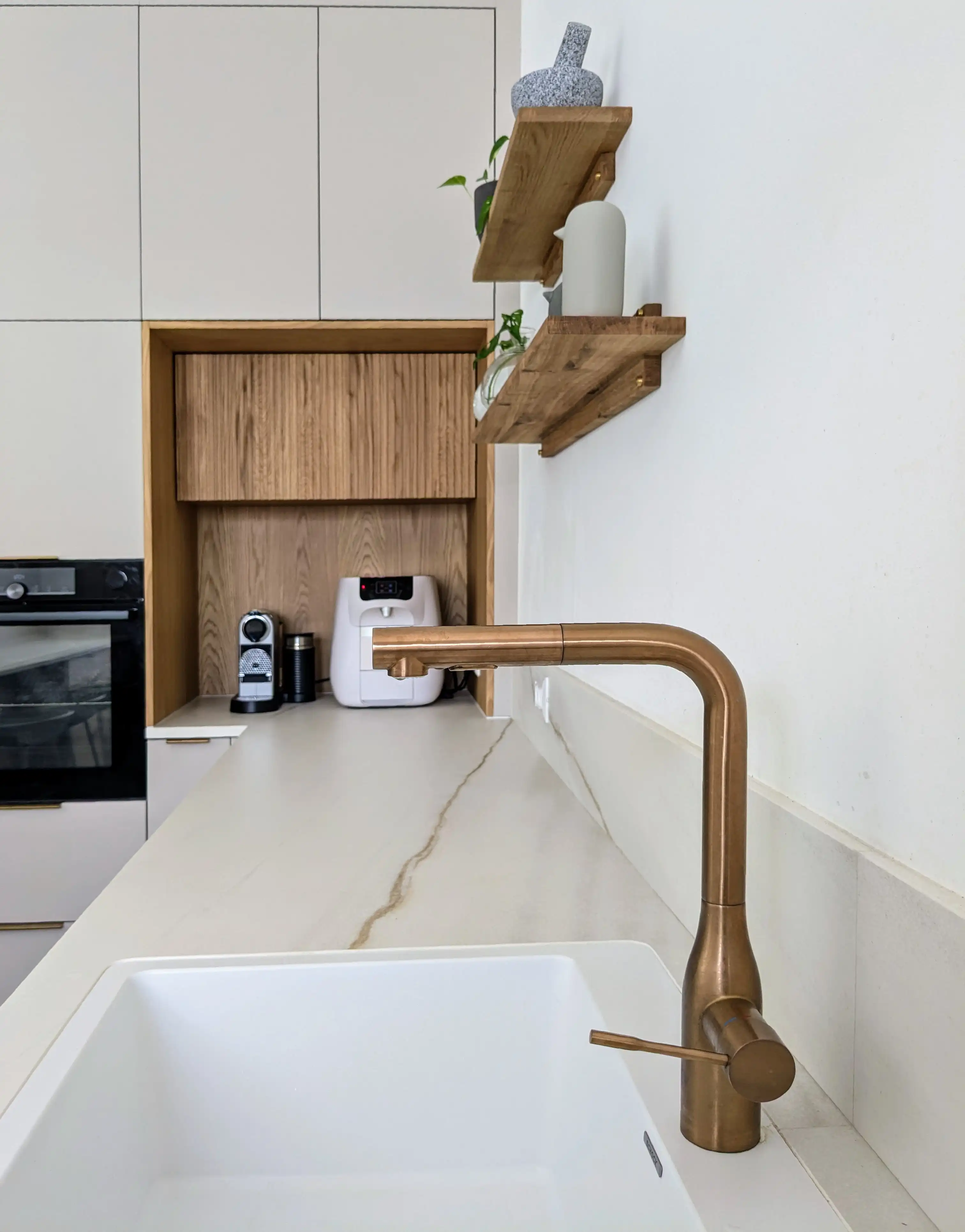 מטבח עם שילוב עץ וסהרה