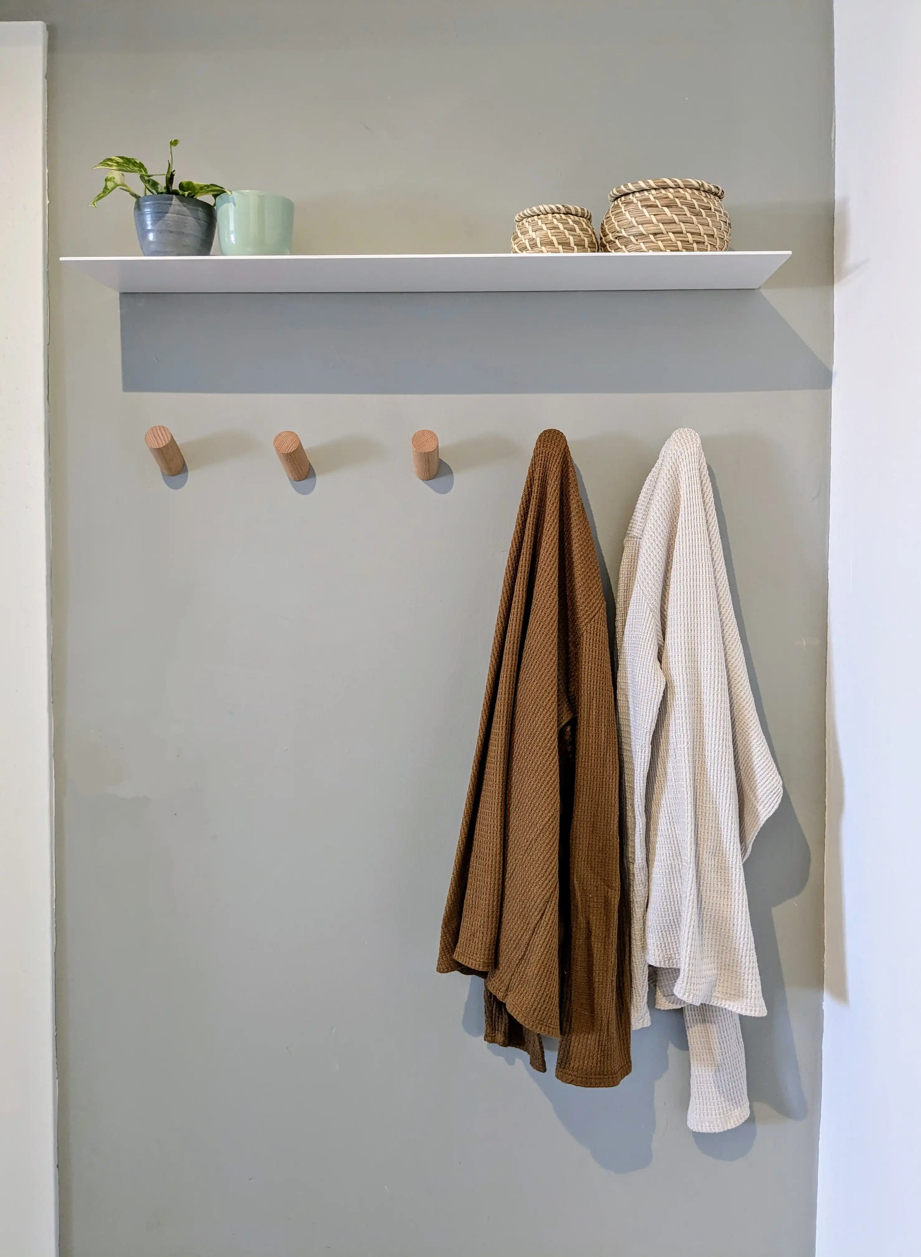 מתלה בגדים כניסה ומדפים