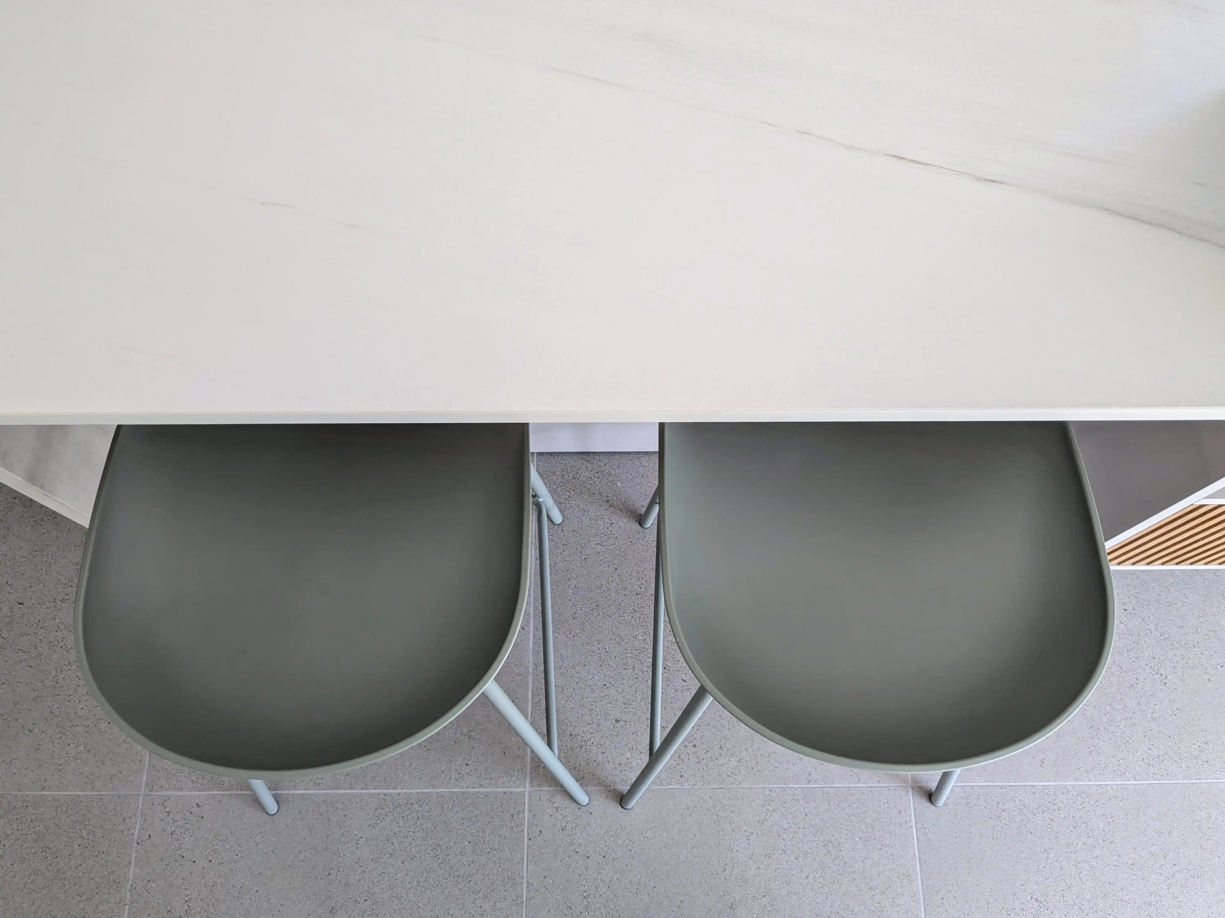 אי מטבח שיש וכיסאות ירוקים