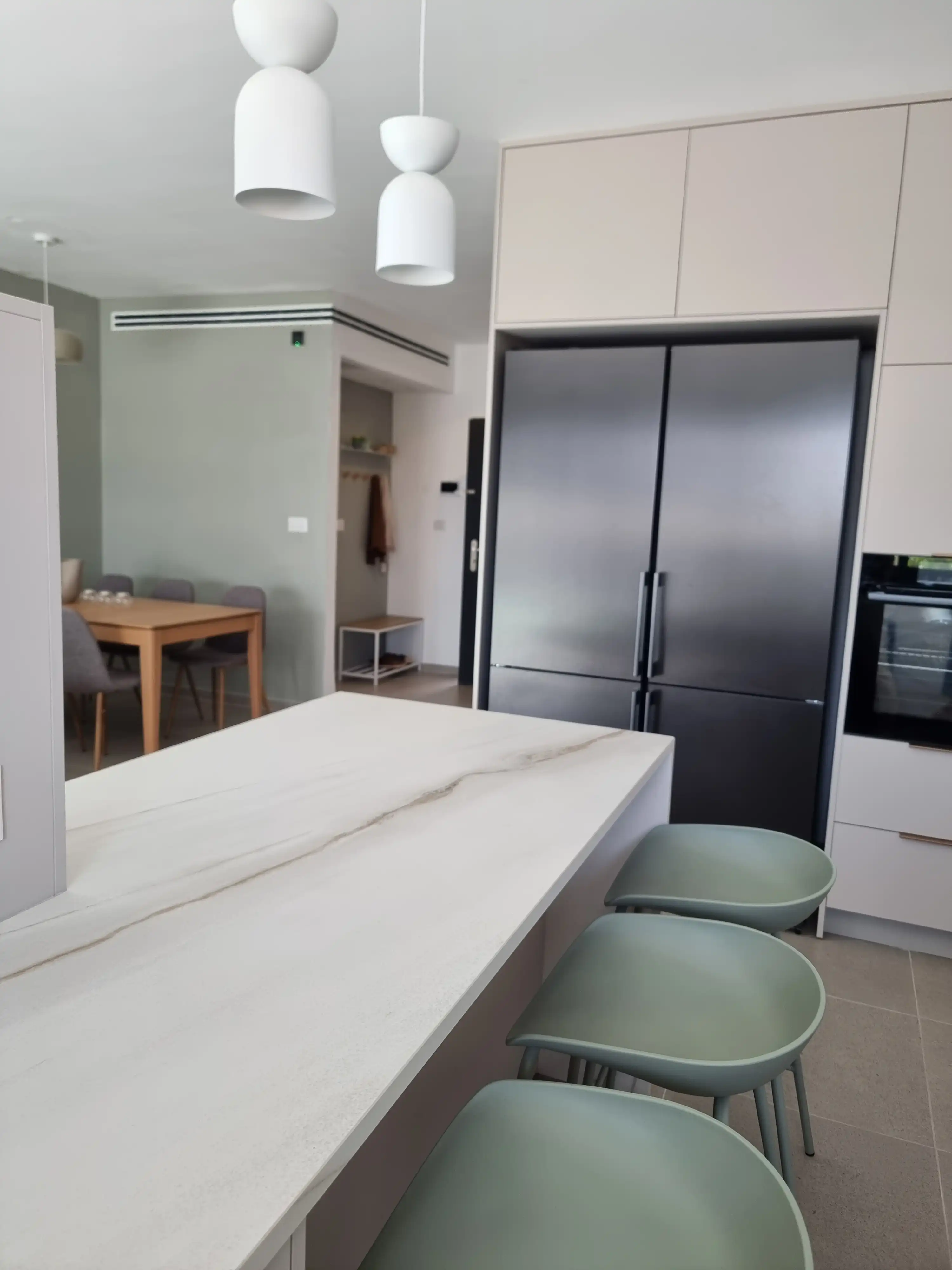 אי במטבח מודרני