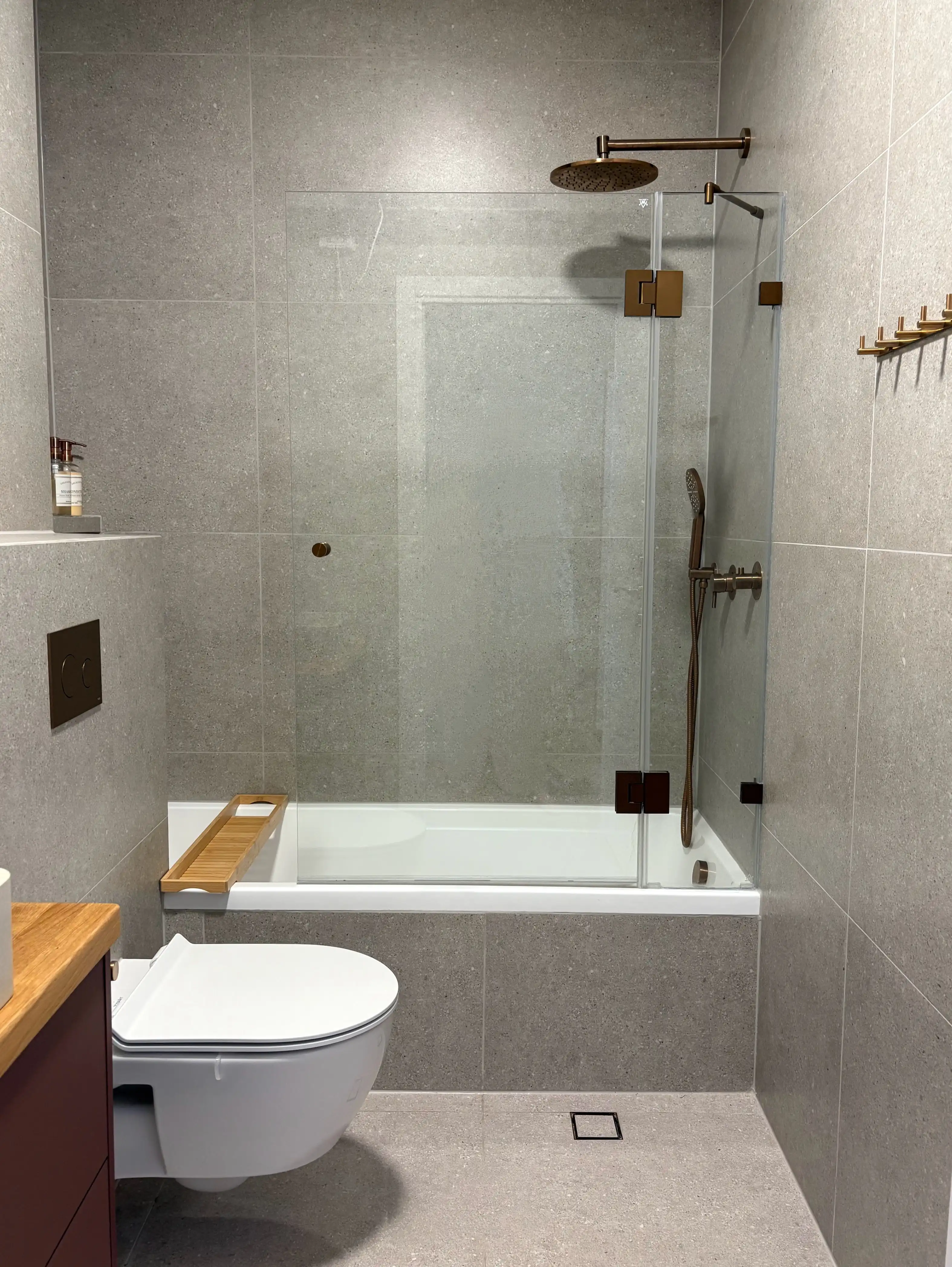 חדר רחצה בזיכרון יעקוב שילוב פליז ומשטח לאמי עץ