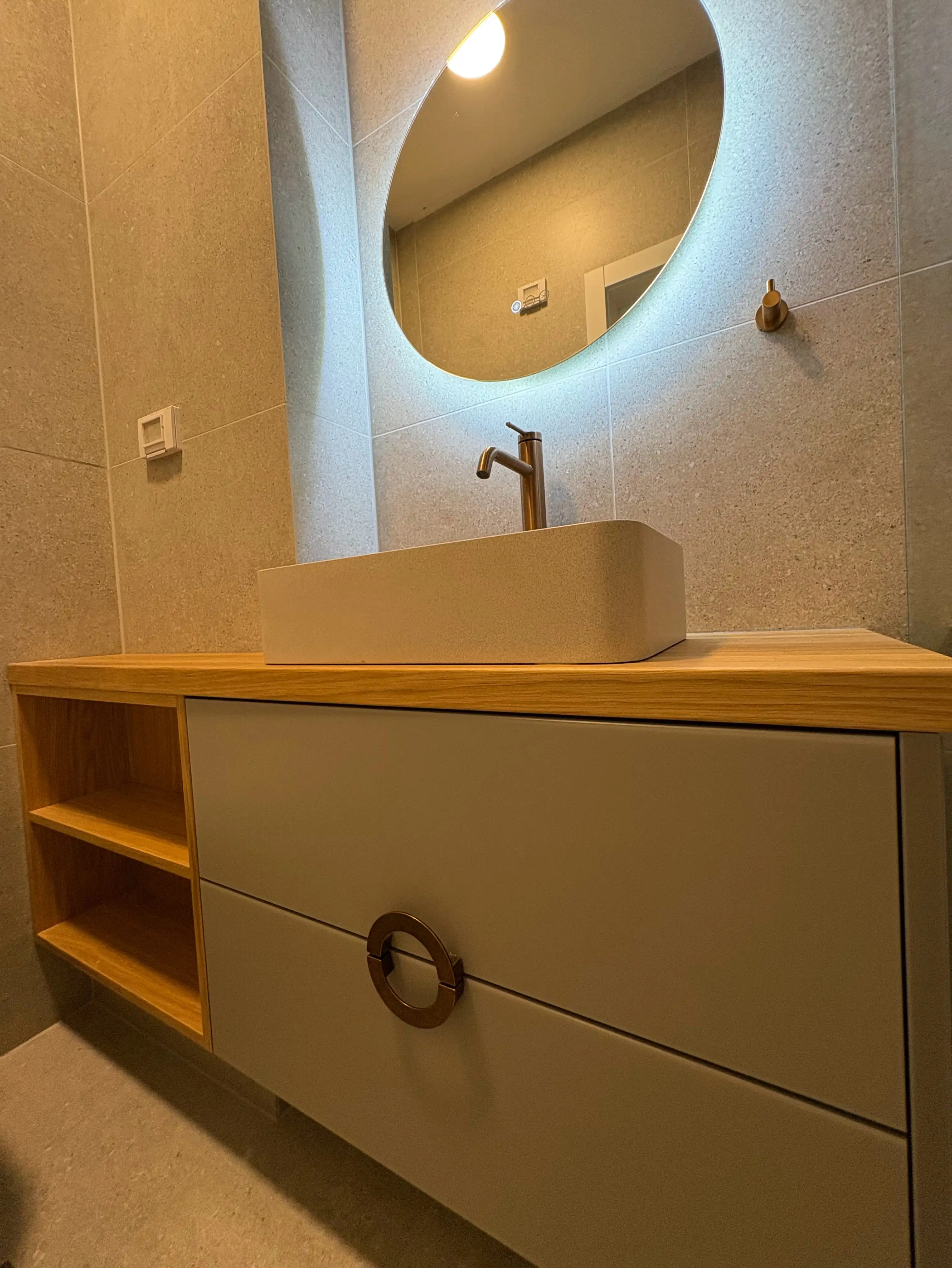 חדר רחצה ארון כיור אבן ושילוב עץ