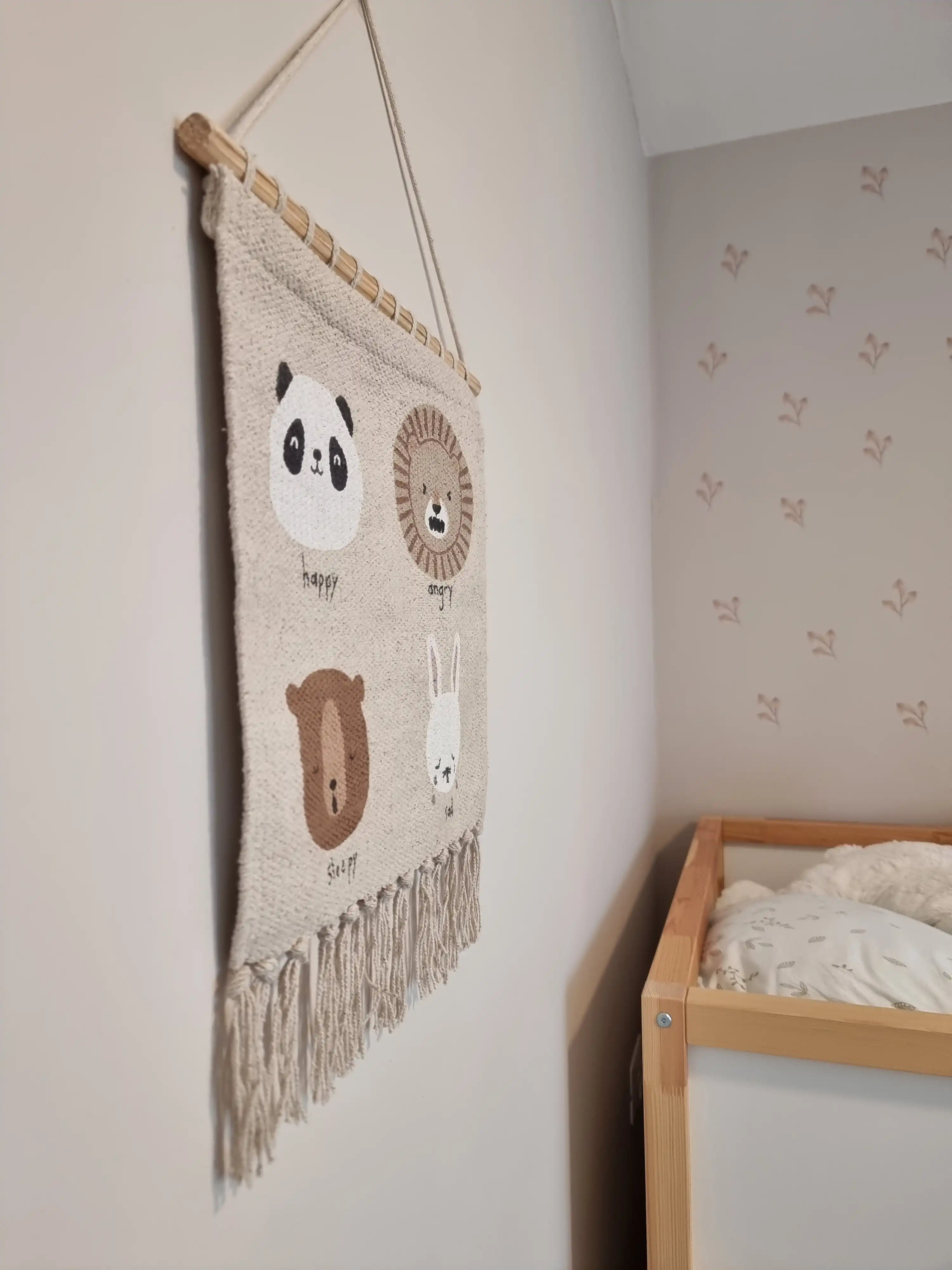 חדר ילדים שטיח על הקיר