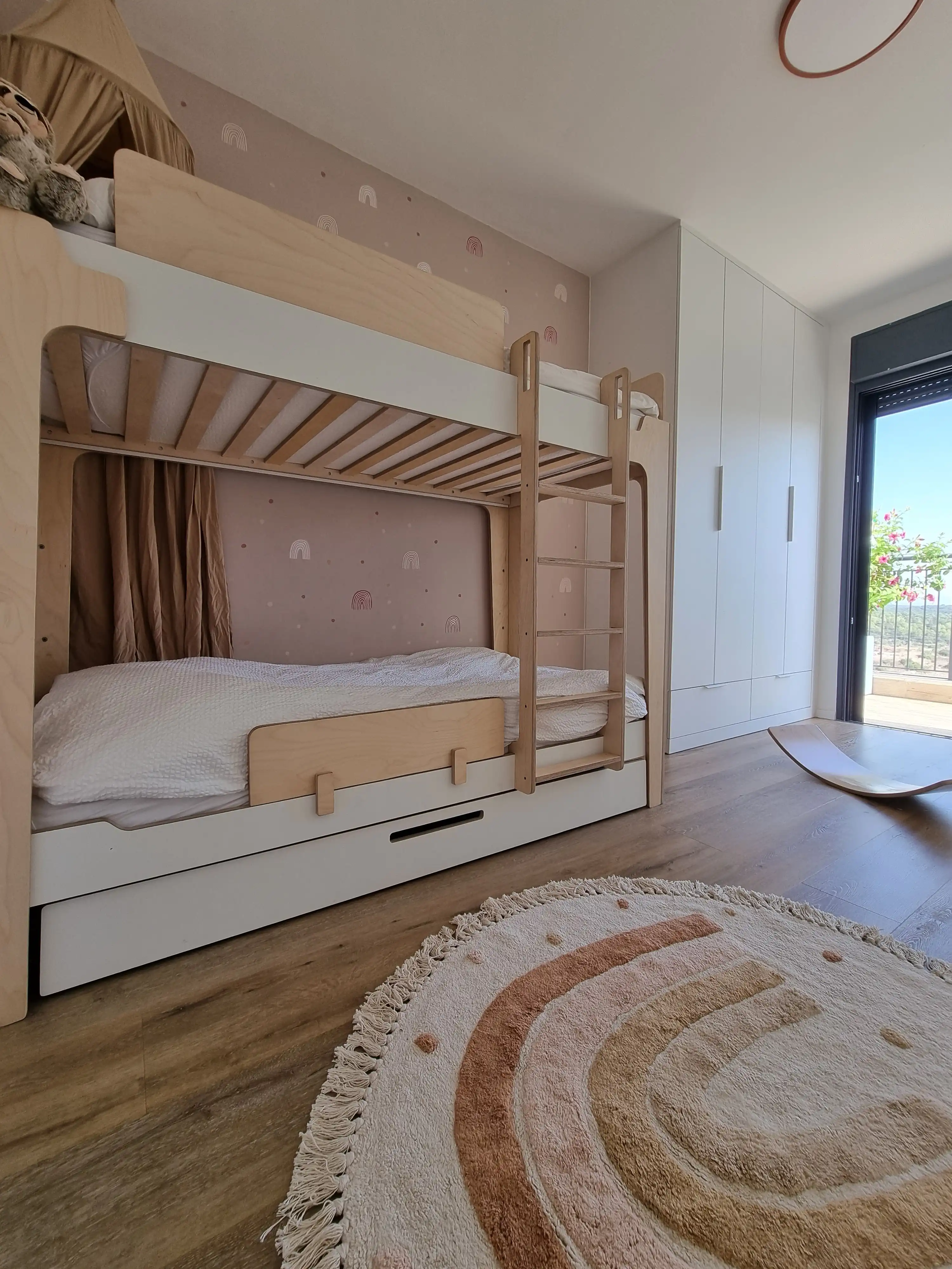 חדר שינה בנות מיטה עץ מדבקות קיר