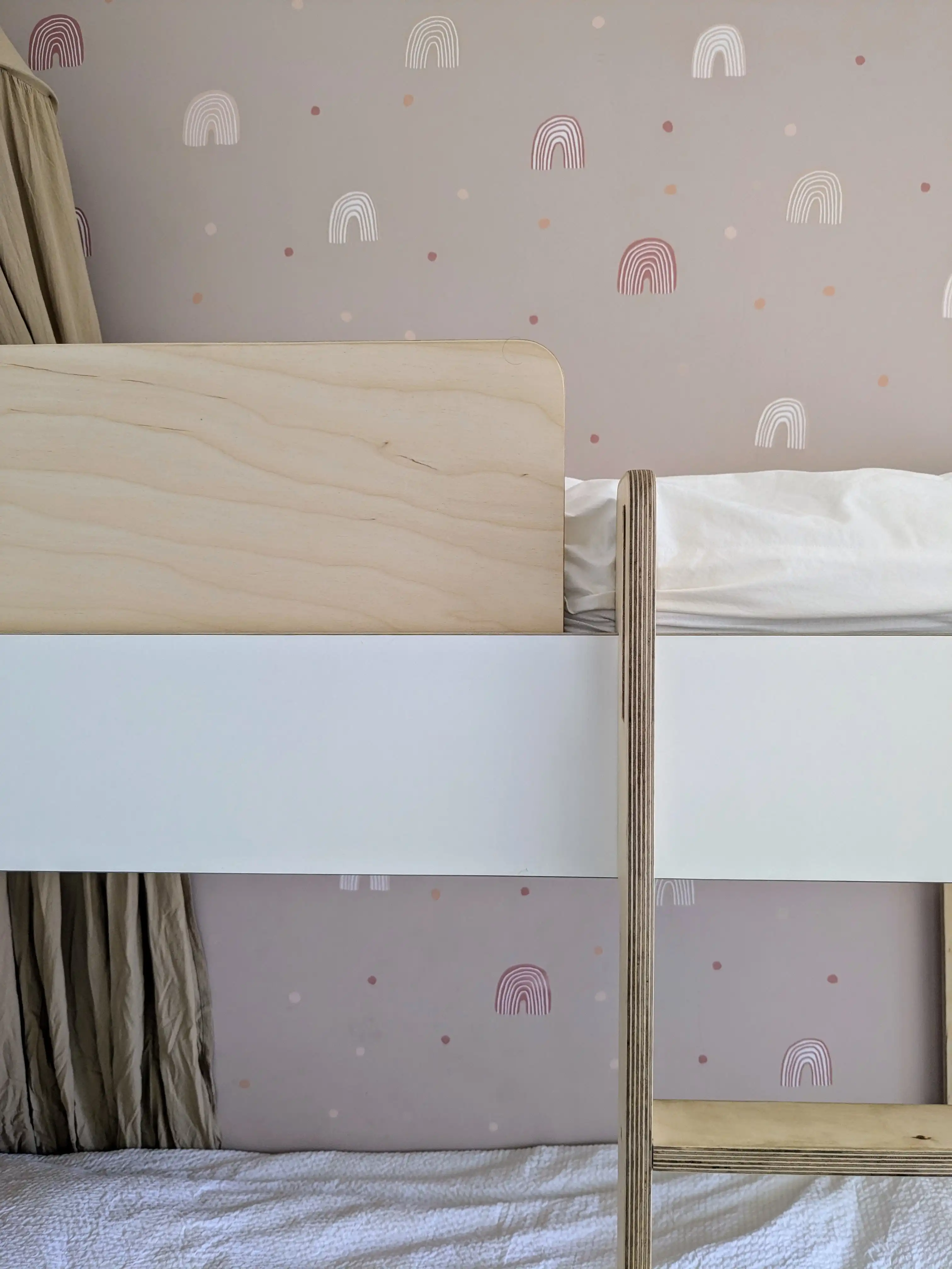 מיטת קומותיים ומדבקות קיר