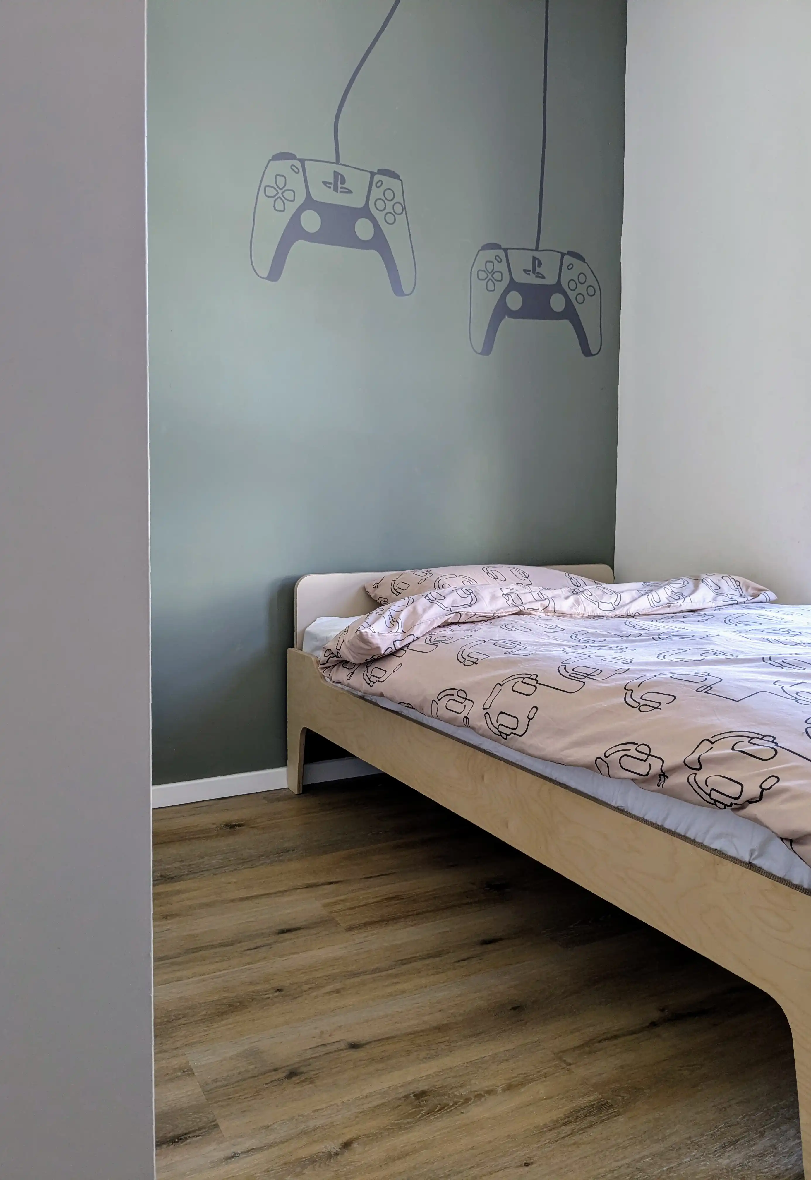 חדר שינה ילד עם קיר ירוק ומיטת עץ