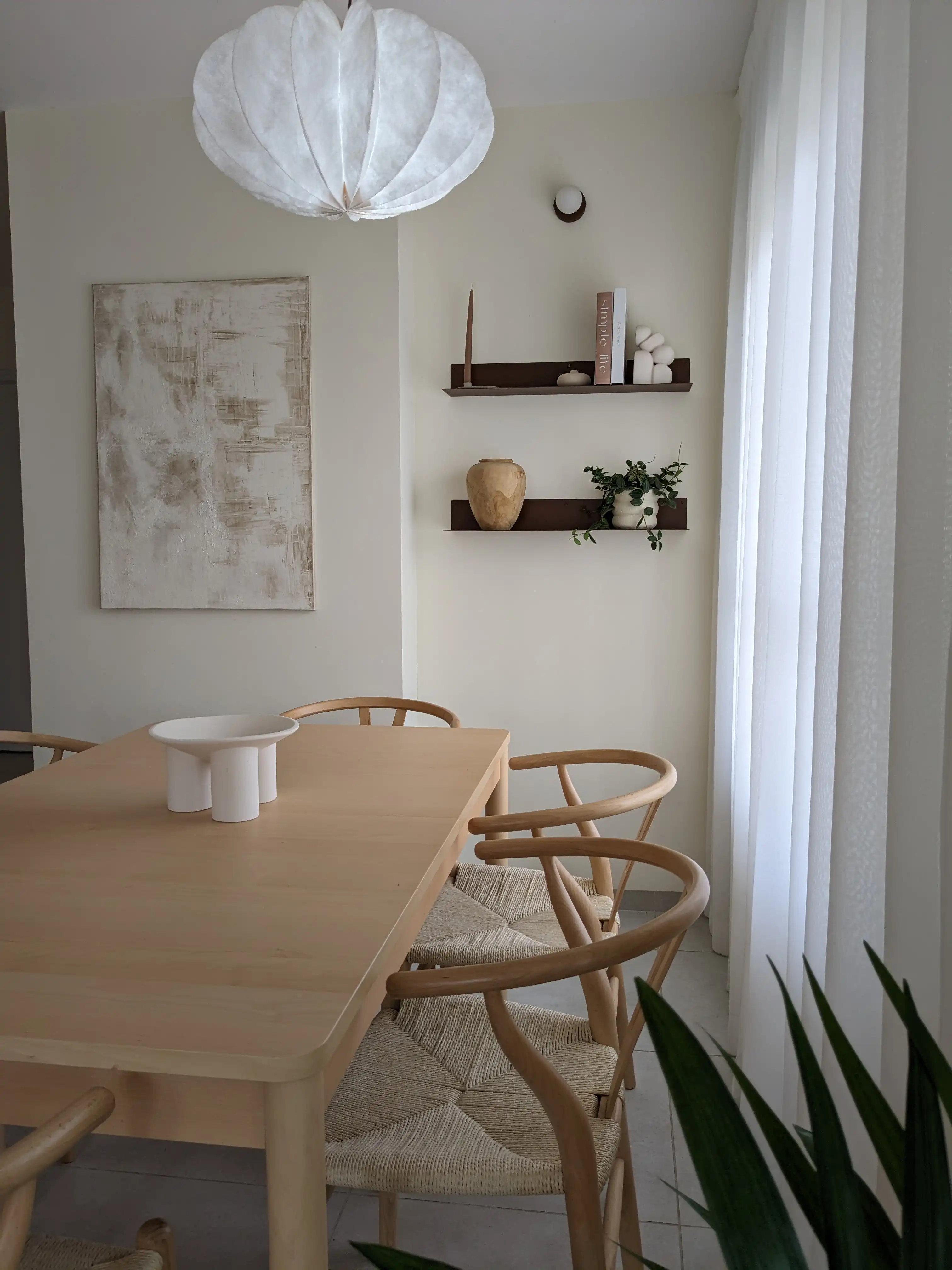 פינת אוכל נורדית מדפים צפים