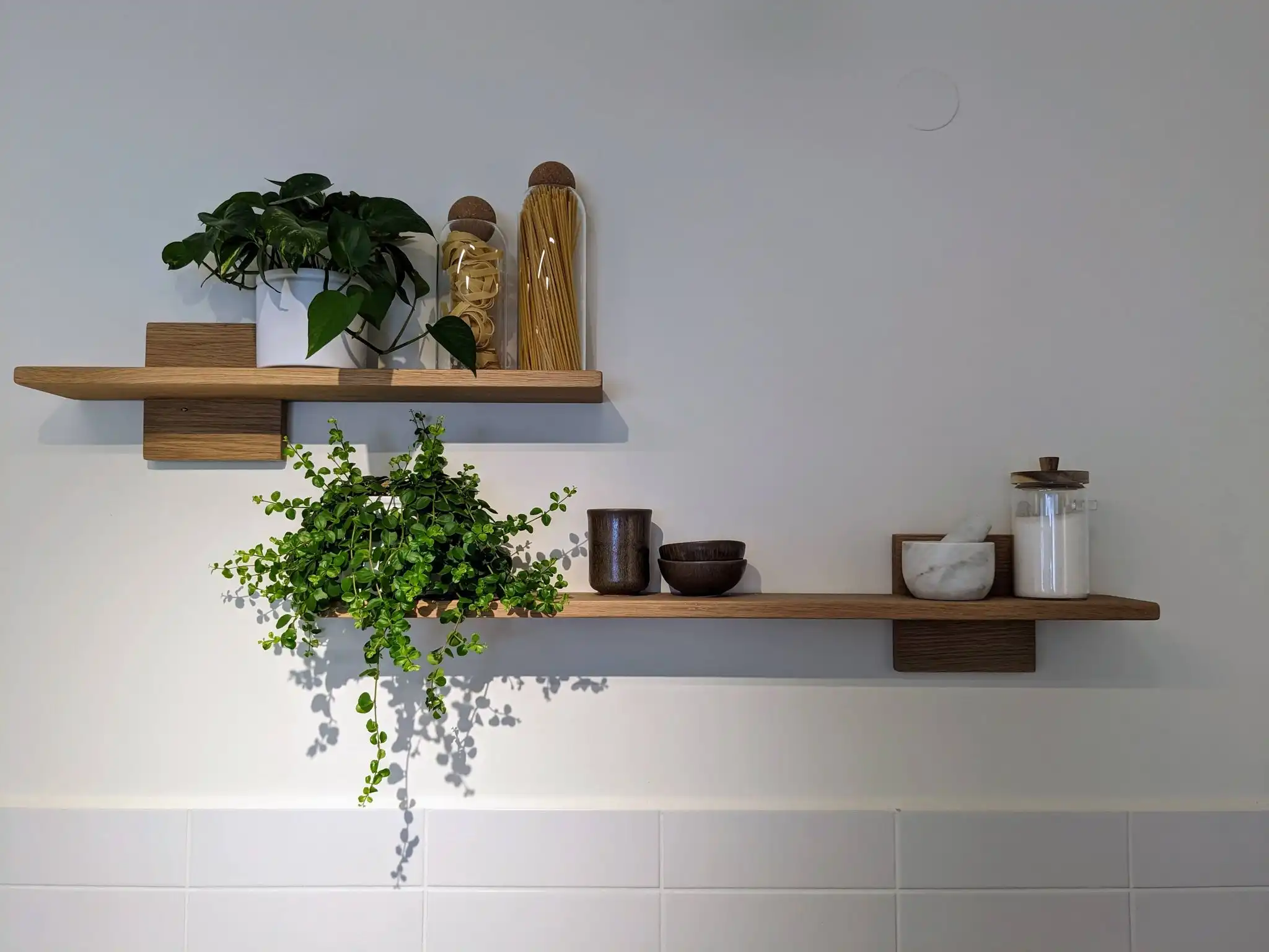 מדפים צפים מעץ במטבח