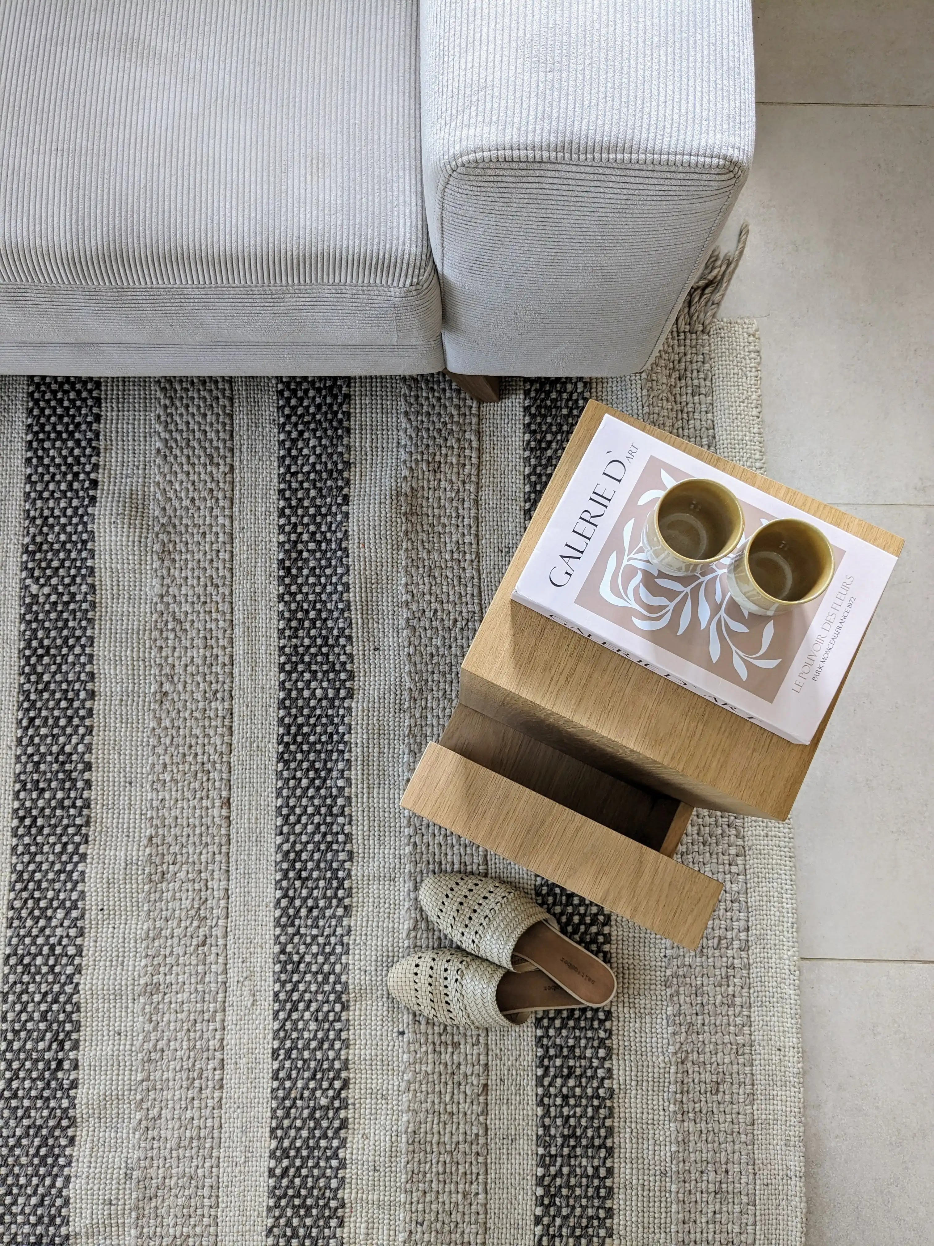 סלון בז' שולחן צד עץ ושטיח נורדי