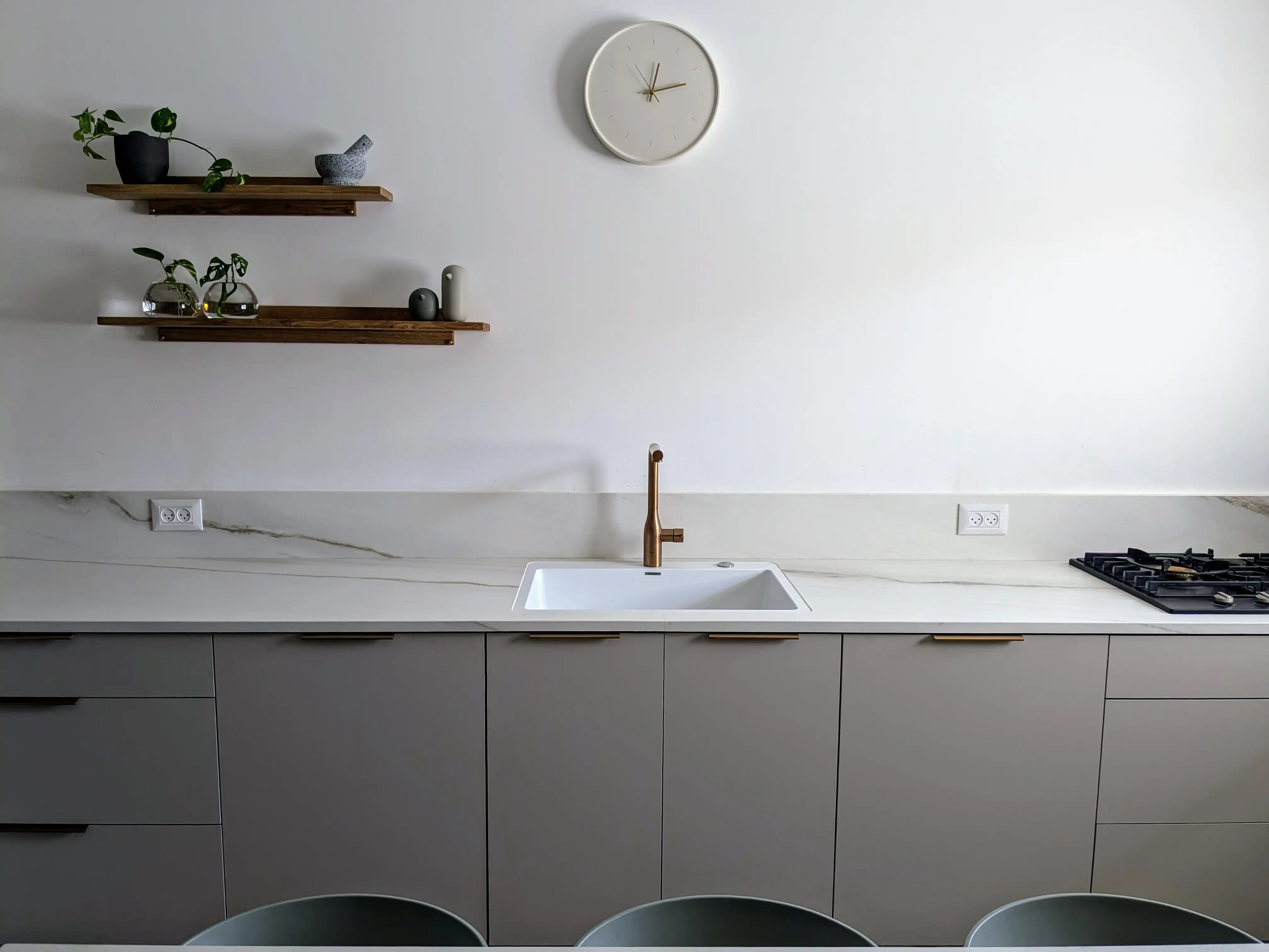 מטבח סהרה שילוב מדפי עץ