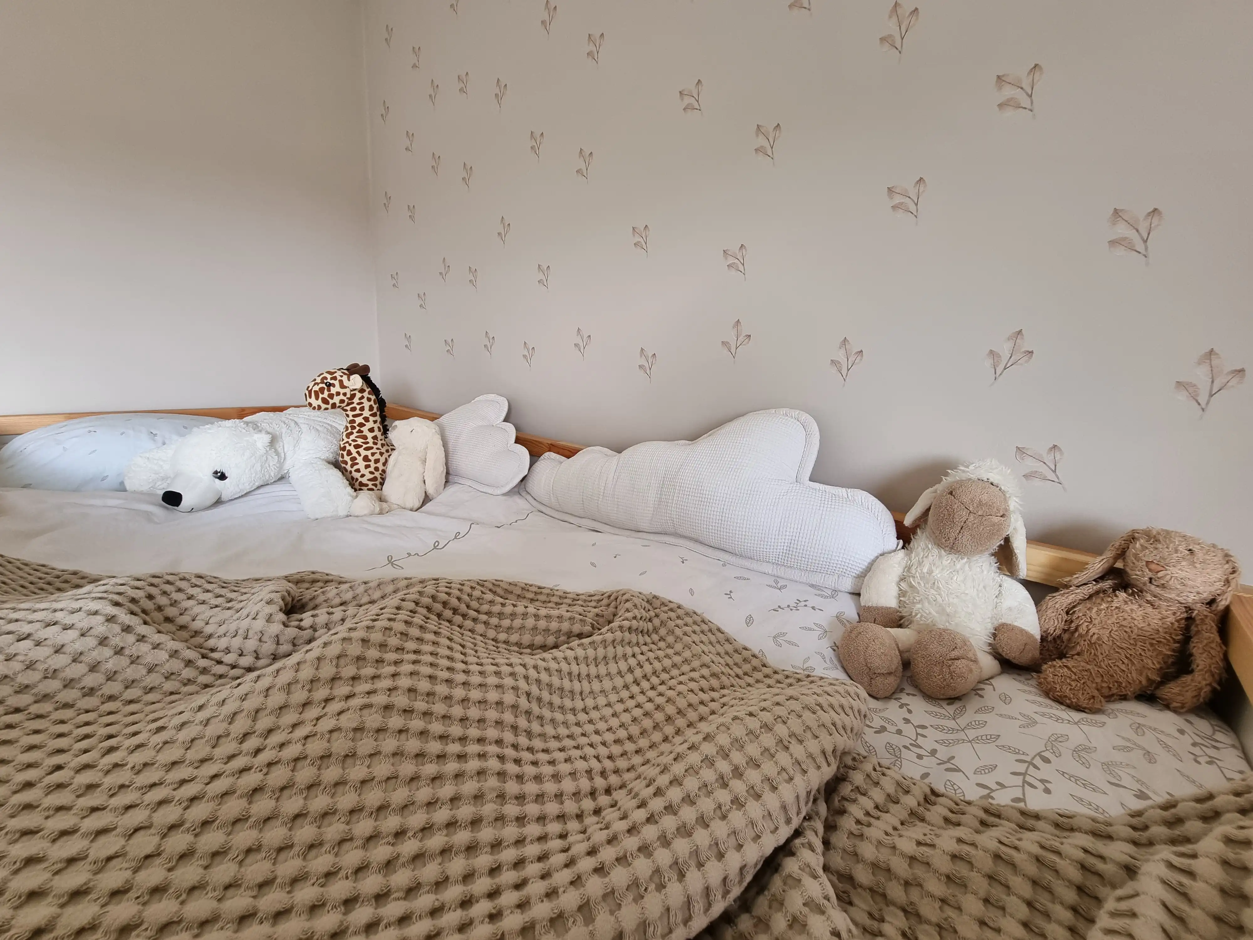 חדר שינה נורדי בקיבוץ עם מדבקות קיר