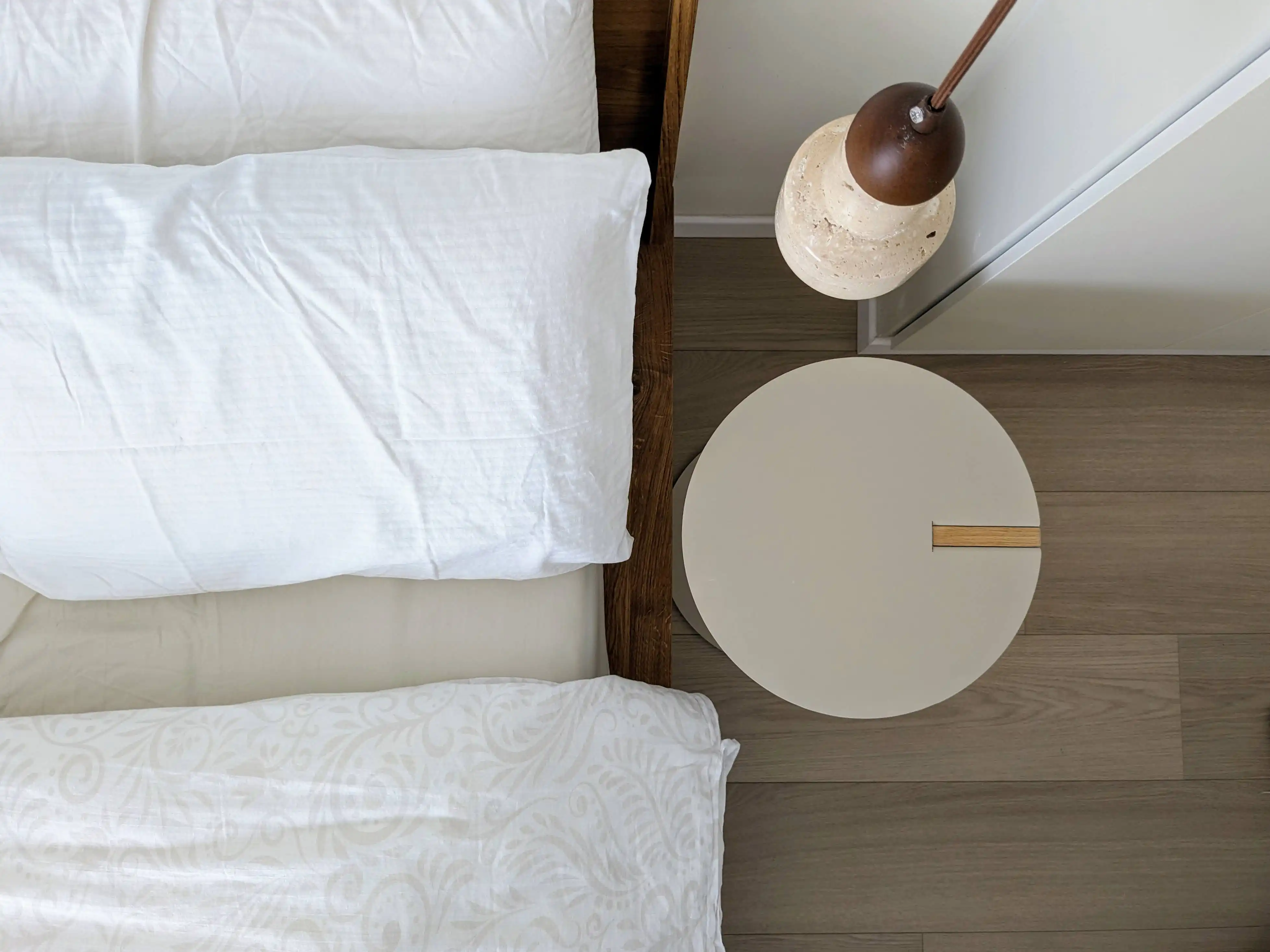 חדר שינה עם קיר לבנים חשוף