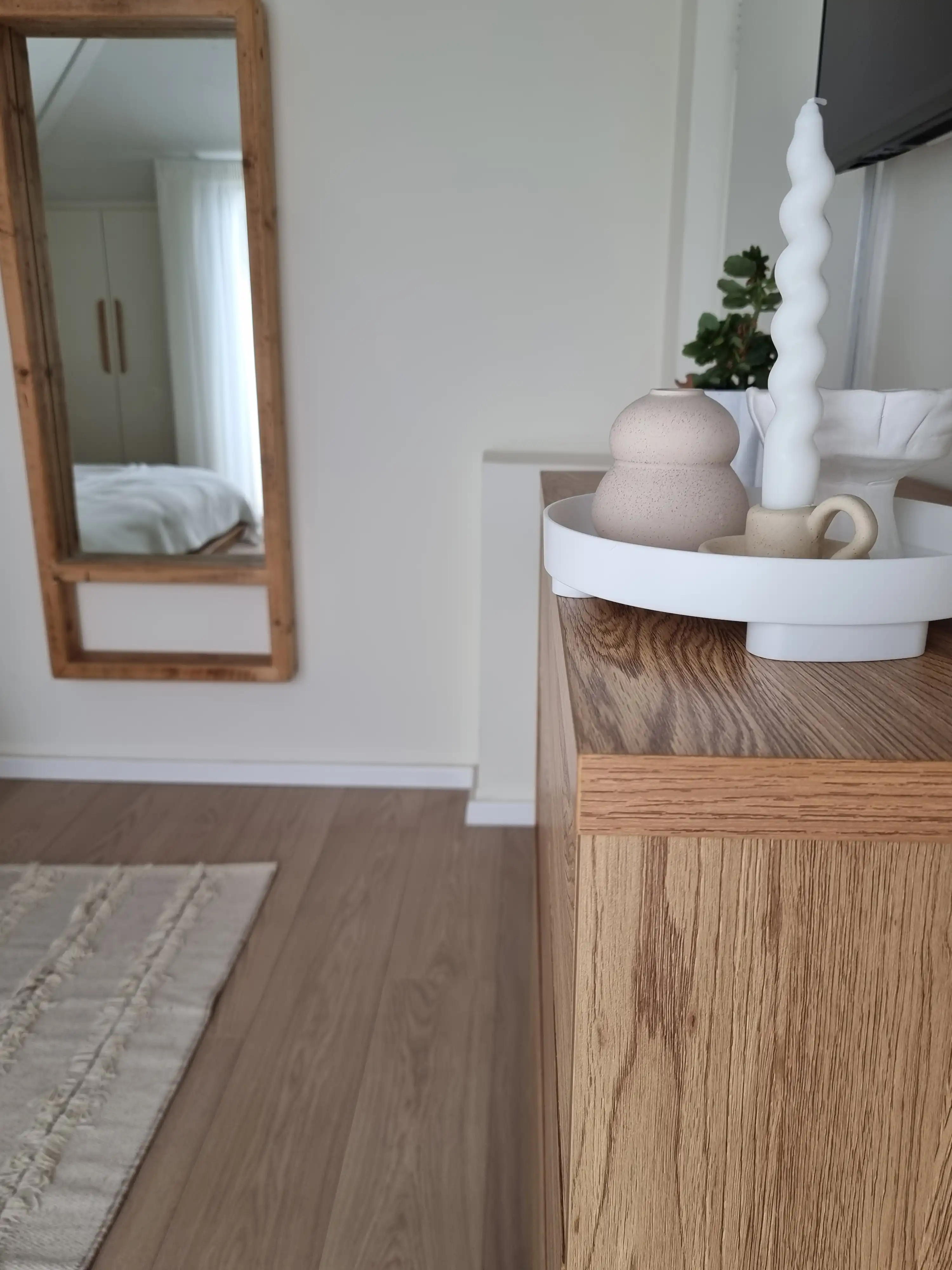 חדר שינה עם קיר לבנים חשוף