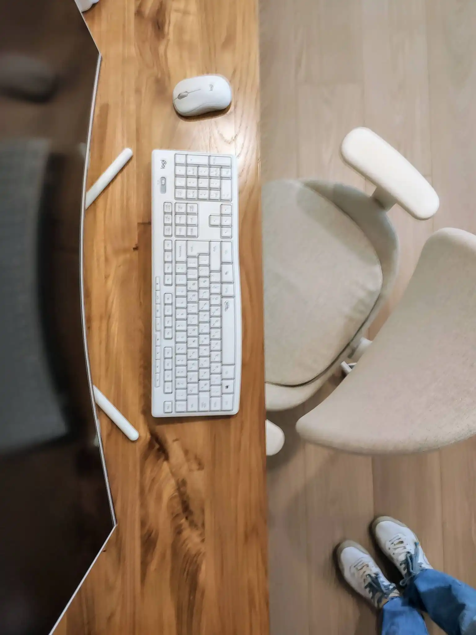 חדר שינה עם קיר לבנים חשוף