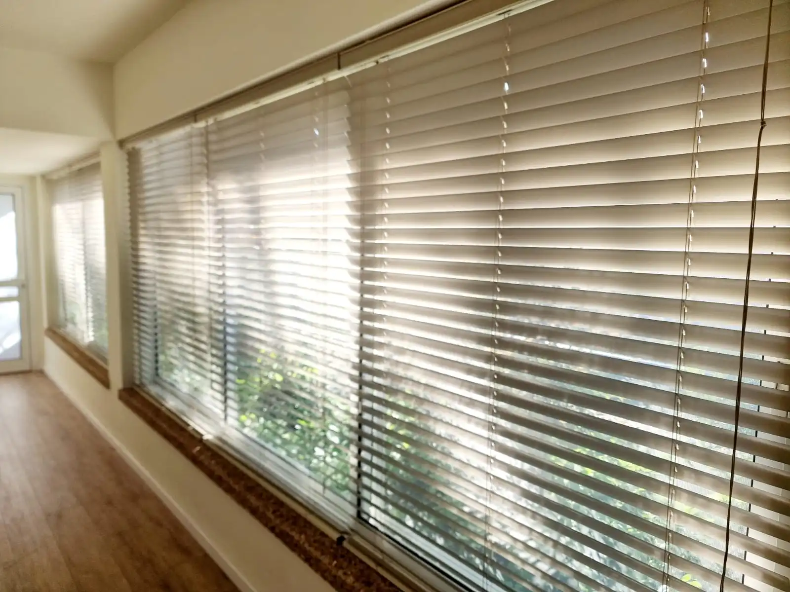 חדר שינה עם קיר לבנים חשוף