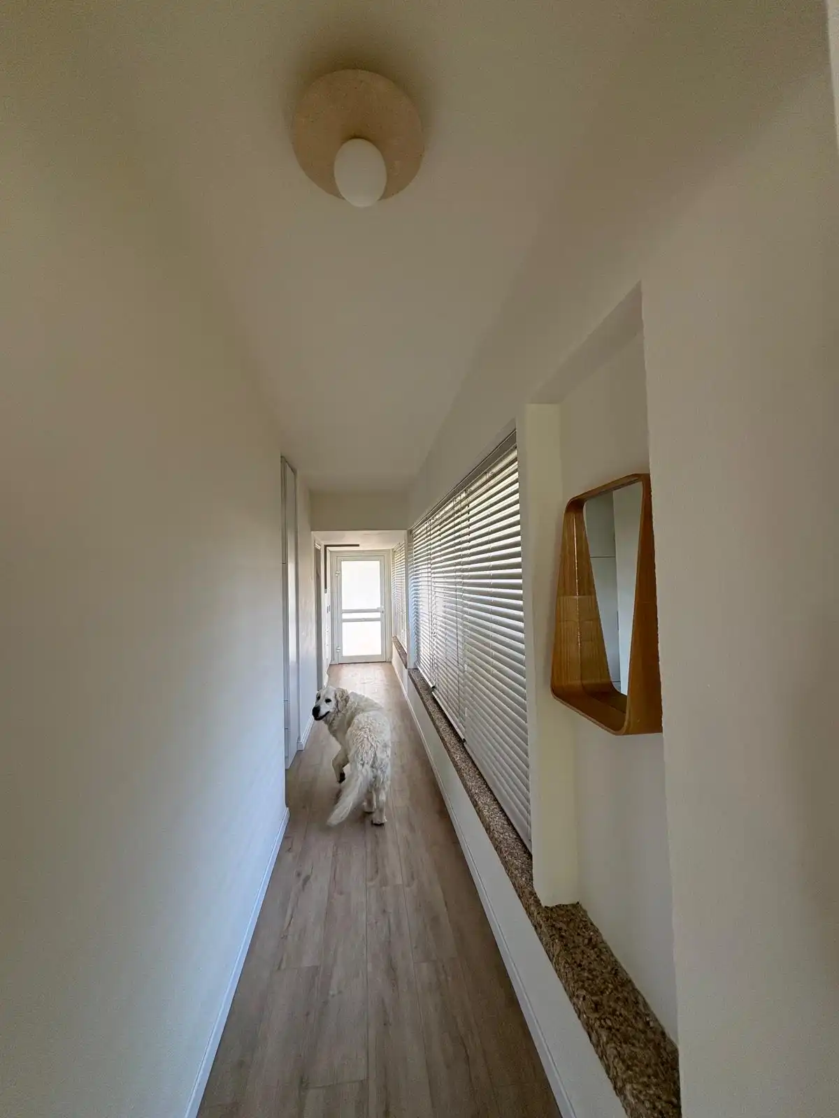 חדר שינה עם קיר לבנים חשוף