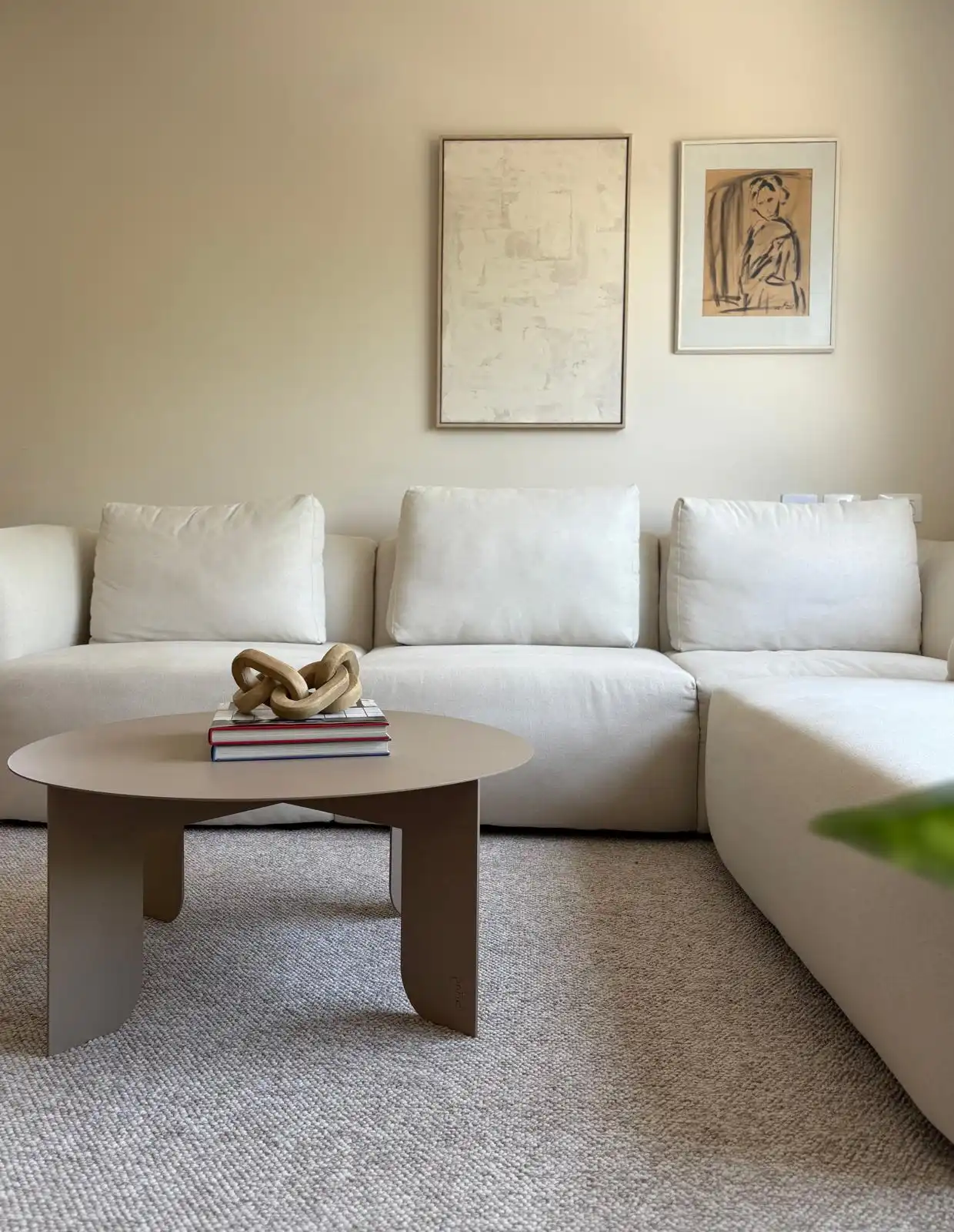 חדר שינה עם קיר לבנים חשוף