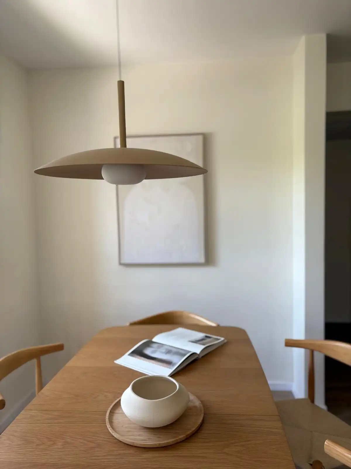 חדר שינה עם קיר לבנים חשוף