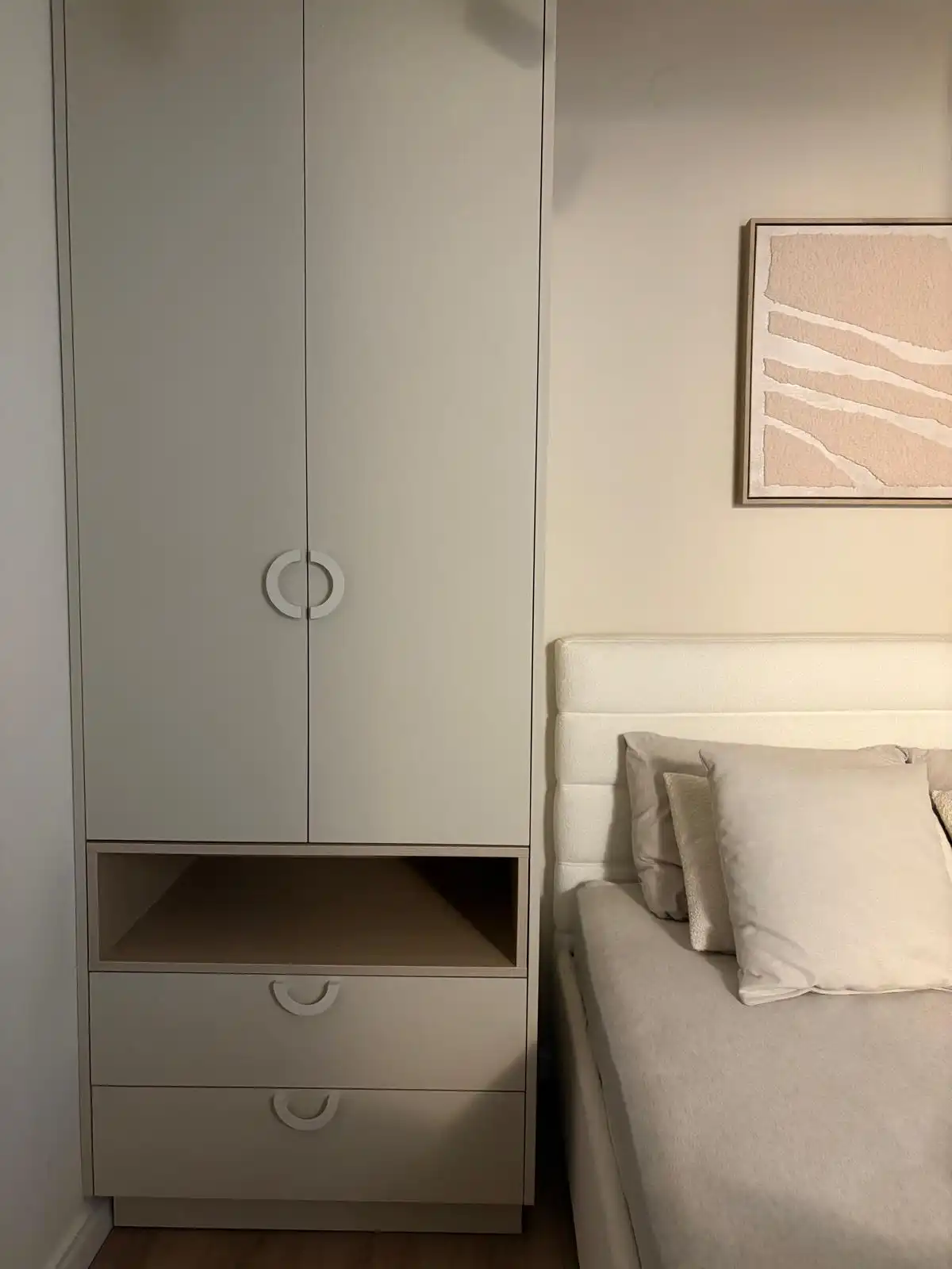 חדר שינה עם קיר לבנים חשוף