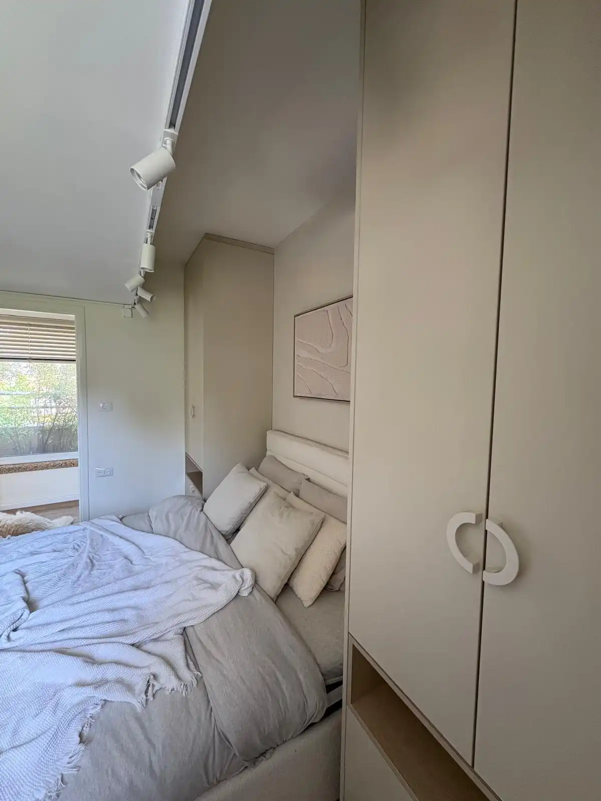 חדר שינה עם קיר לבנים חשוף