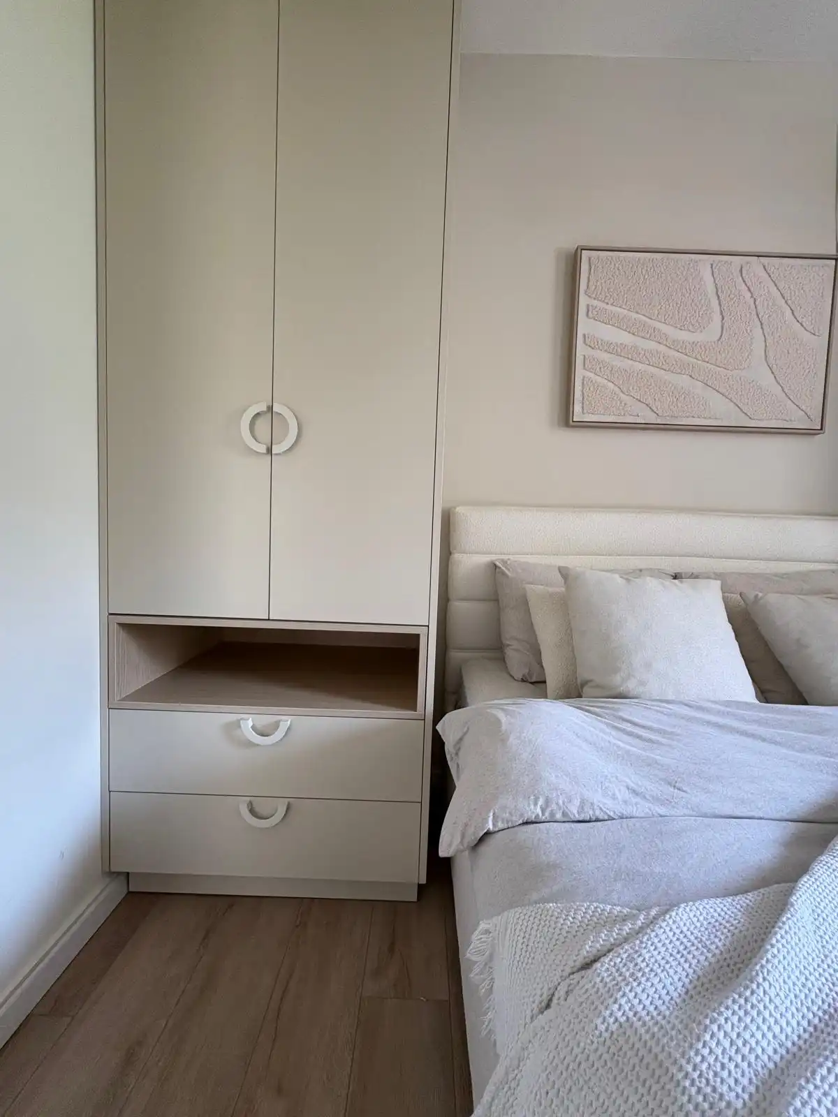 חדר שינה עם קיר לבנים חשוף